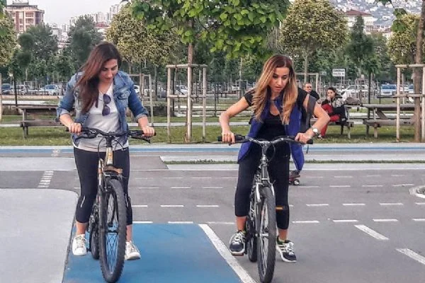 Kadınlar Bisikletleriyle Sokağa Çıkıyor