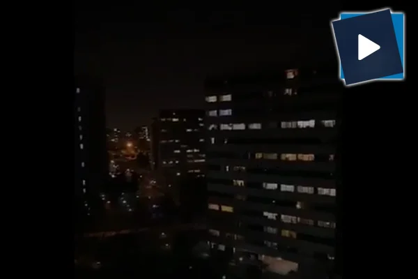 Karantina altındaki İranlılar balkon ve pencerelerden marş okudu