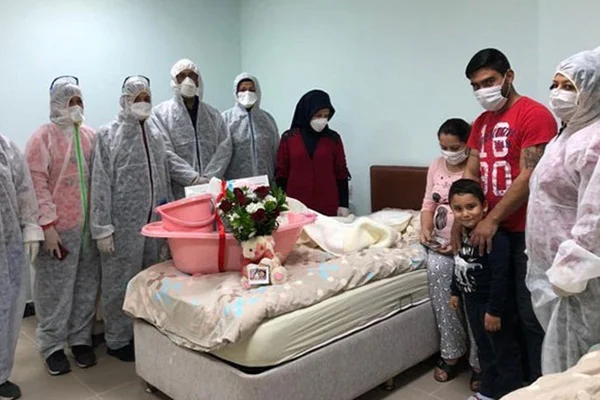 Karantina yurdunda bebeğini dünyaya getirdi