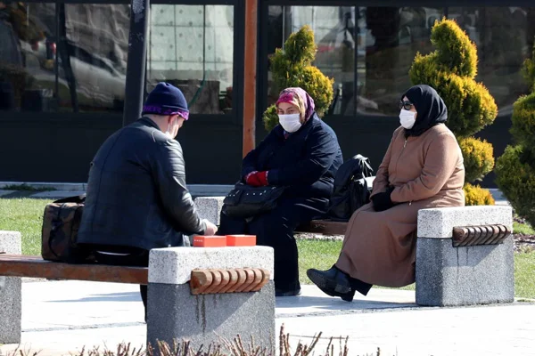 'Kelle paça ve 'Türklere az bulaşır' gibi söylemler sosyal izolasyonu geciktirdi'