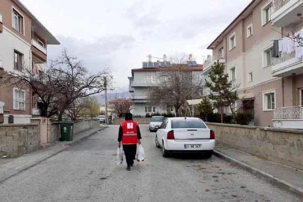 Kızılay gönüllüleri evden çıkamayan yaşlı ve hastaların alışverişini yapıyor