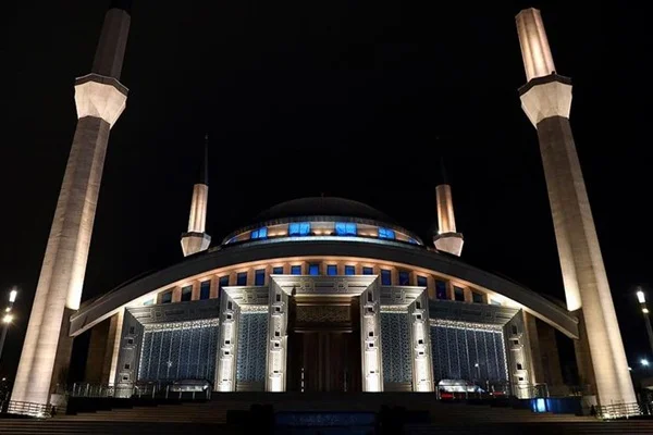 Koronavirüs salgının son bulması için camilerin hoparlöründen dua edildi
