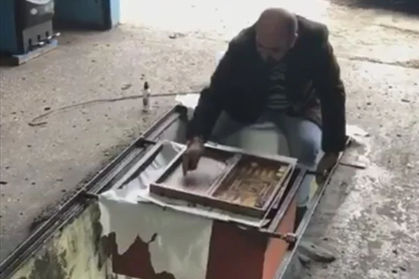 Koronavirüsten korunmak için böyle tavla oynadılar