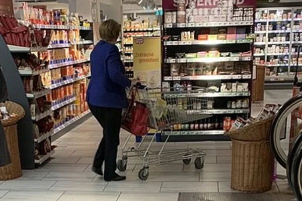 Merkel markette alışveriş yaparken kameralara yansıdı