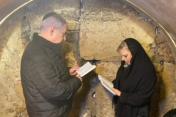 Netanyahu ve karısı, seçimi kazanmak için 'Ağlama Duvarı'nda dua etti