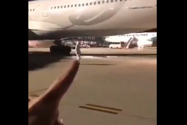 Özel uçakla Türkiye'ye getirilen kadının tavrı tepki topladı