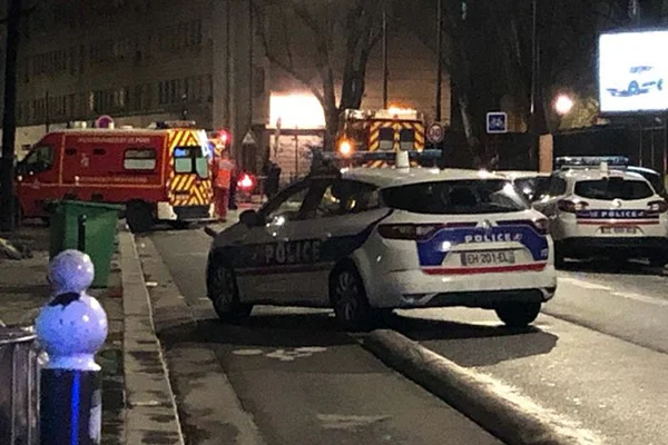 Paris'te camide silahlı saldırı!