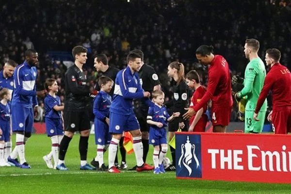 Premier Lig'de futbolcular el sıkışmayacak