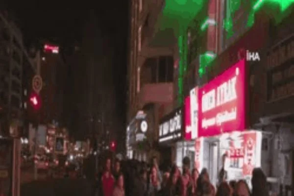 Sarıyer'de hareketli anlar: Şüpheli pankart polisi harekete geçirdi