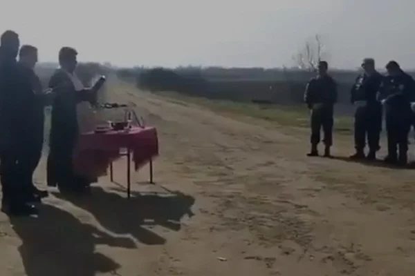 Sınıra giden papaz, Yunanları kutsadı