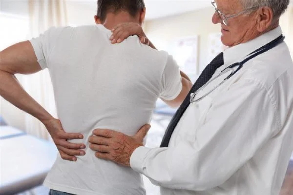 Sırt ağrısı için hangi doktora gidilir? Hangi bölüm sırt ağrısına bakar?