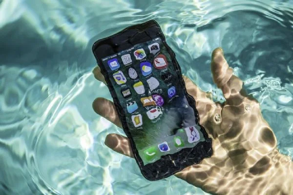 Sıvıyla temas eden telefonunuzu 4 adımda kurtarın