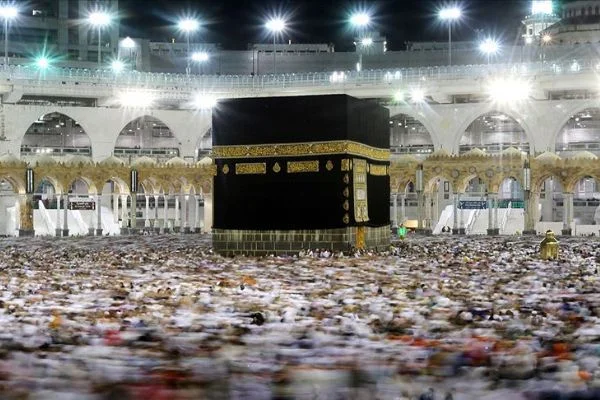 Suudi Arabistan umre ziyaretlerini durdurdu