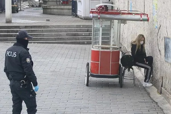 Taksim'de karantinadan kaçan kadın yakalandı