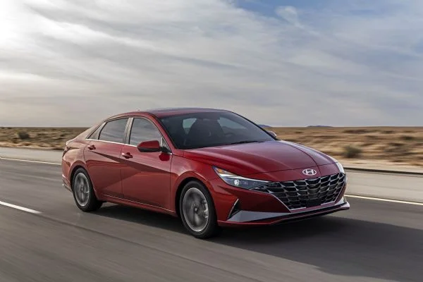 Tasarım harikası Hyundai yeni Elantra tanıtıldı