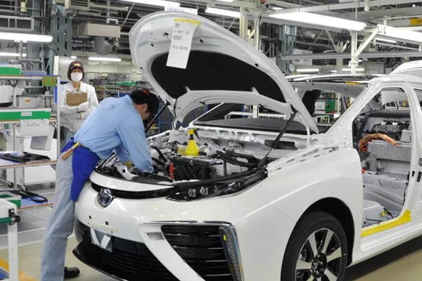 Toyota ve BMW, Avrupa'da üretimi durduruyor