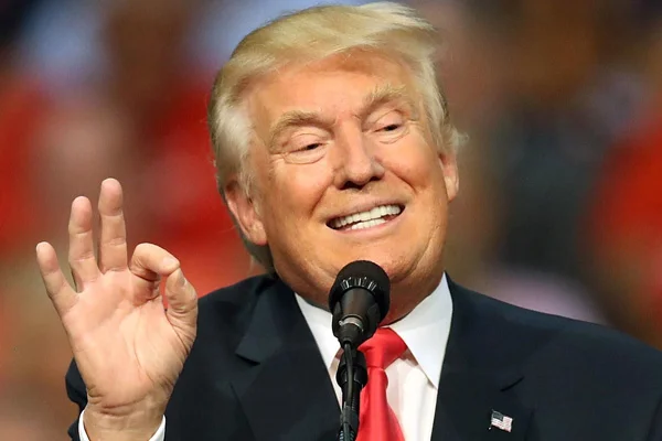 Trump imzayı attığını böyle duyurdu: Bu, en büyük paketin bile iki katı
