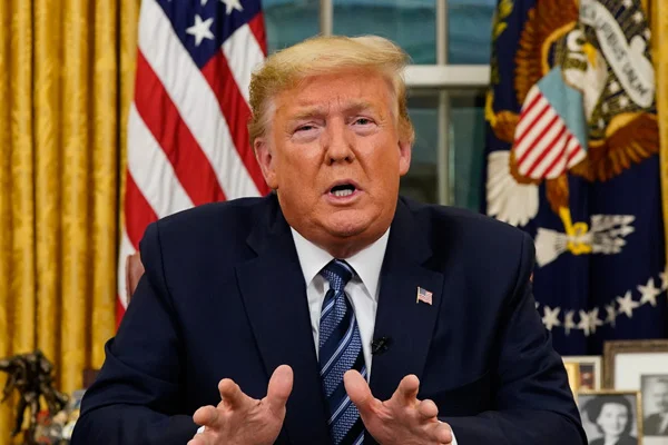 Trump'tan koronavirüs açıklaması: Avrupa'dan ABD'ye seyahatler durduruldu