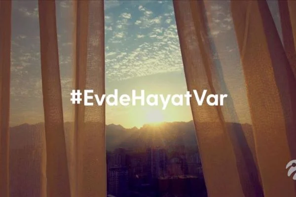 Turkcell, müşterilerini 'ünlülerle' uyardı