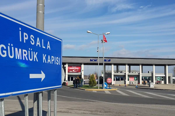 Türkiye'nin Avrupa'ya açılan sınır kapıları yolcu giriş çıkışlarına kapatıldı