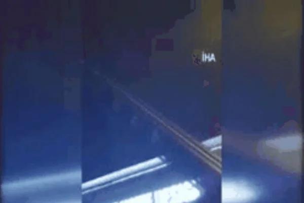 Ümraniye'de mobilya mağazasının çatı katında yangın