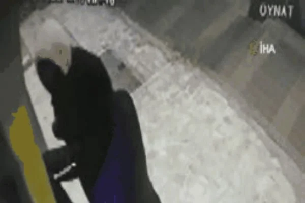 Üsküdar'da maskeli PTT soygunu kamerada