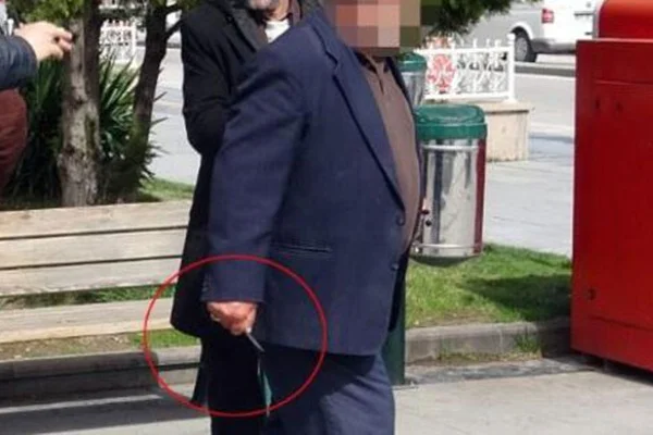 Uyarılara rağmen sokağa çıkan yaşlı adam, vatandaşlara bıçak çekti