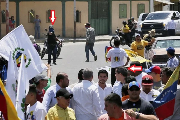 Venezuela'da iki grup arasında arbede: Guaido'ya silah çekildi