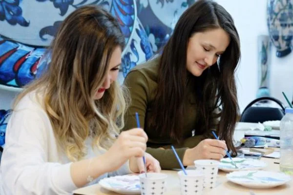 Yabancı misafirlere çini atölyesi