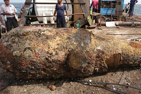 Yemen'de denize düşen Osmanlı savaş topu sudan çıkarıldı
