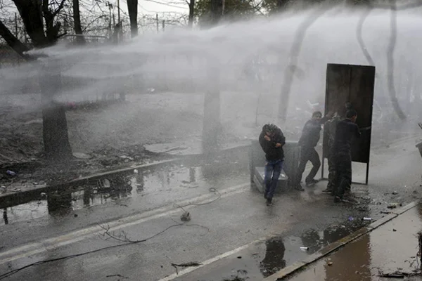 Yunan çiftçiler sınır hattındaki göçmenlere zehirli tarım ilacı sıktı