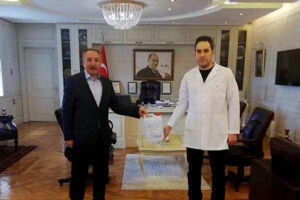 AİÇÜ'de el dezenfektanı üretimi yapıldı