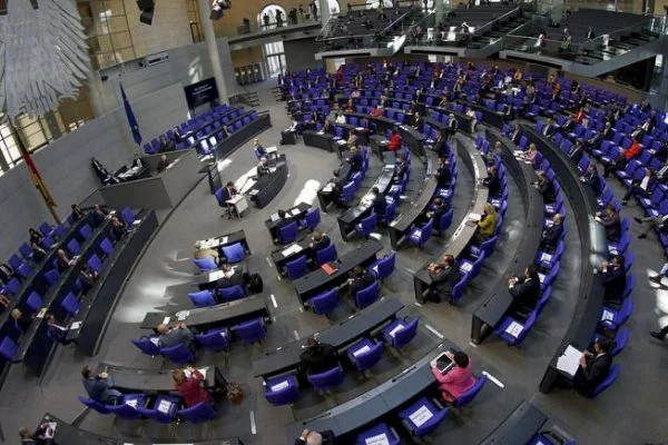Alman milletvekilleri koronavirüs nedeniyle bu yıl maaşlarına zam istemiyor