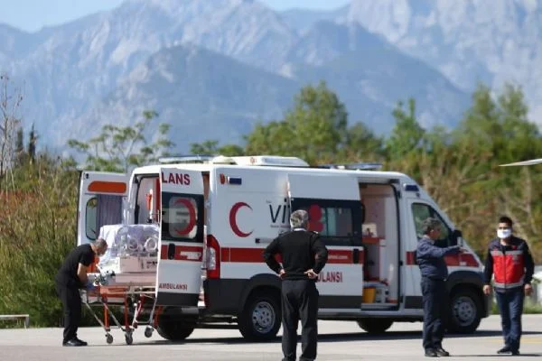 Ambulans helikopter, üç günlük bebek için uçtu