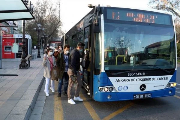 Ankara'da sokağa çıkma kısıtlamasından sonra cadde ve sokaklar boş kaldı
