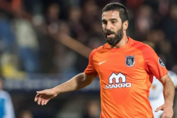 Arda Turan, söz verdiği 100 bin maskenin ilk kısmını dağıttı