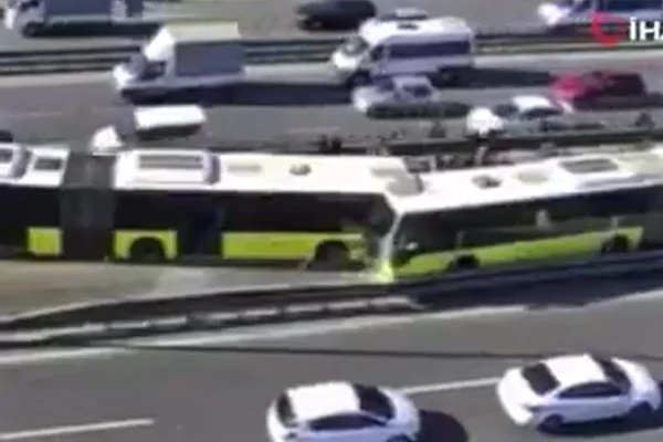 Avcılar'da iki metrobüs kafa kafaya çarpıştı
