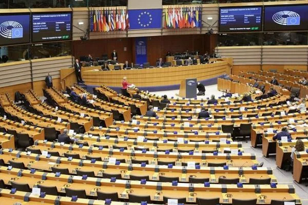 Avrupa Parlamentosu evsizlere kapılarını açtı: Günde 3 bin kişiye yemek verilecek