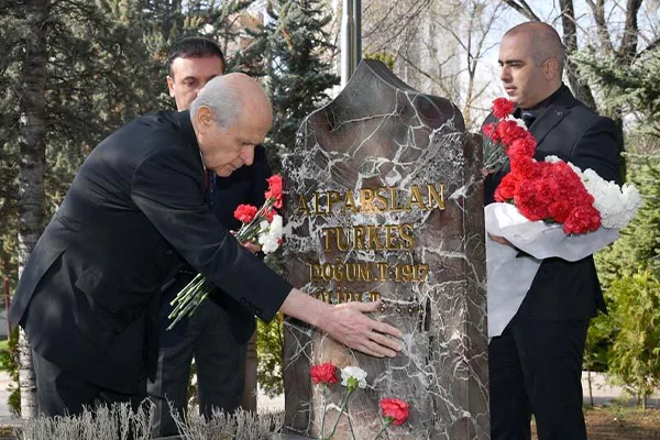 Bahçeli, Türkeş'in mezarını ziyaret etti