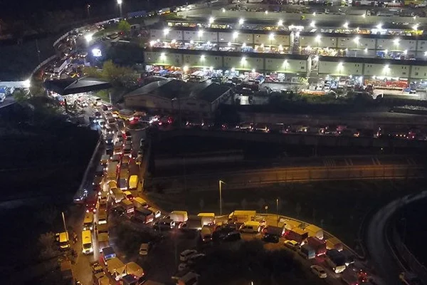 Bayrampaşa sebze ve meyve hali: Yasağın kalkmasıyla metrelerce kuyruk oluştu