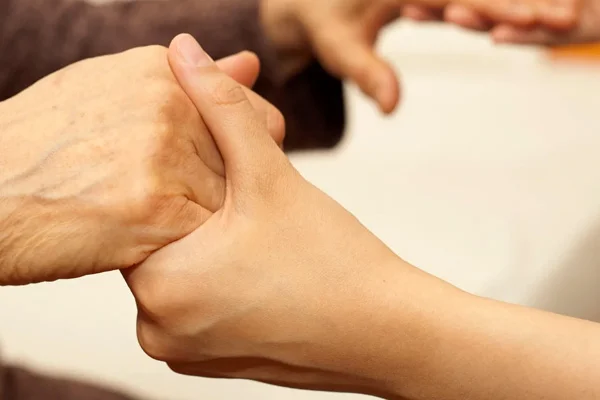 Bilim Kurulu üyesinden uyarı: Bayramda el öpmeyin
