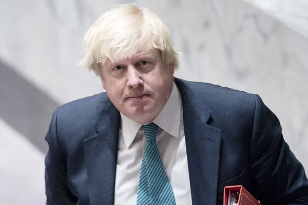 Boris Johnson'un son durumu: Yatakta oturabiliyor
