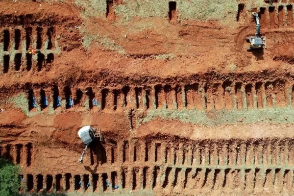 Brezilya'da koronavirüsten ölenler için toplu mezarlar kazıldı