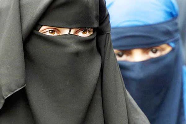 "Burkayı savaş açanlar şimdi burka-şal öneriyor"