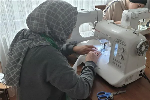Büyükşehir destekliyor, anneler sağlıkçılar için siperlik üretiyor