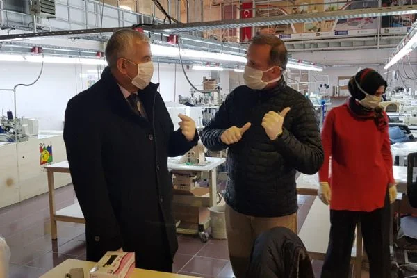 Büyükşehir günlük 17 bin tane maske ve 200 tane tulum üretiyor