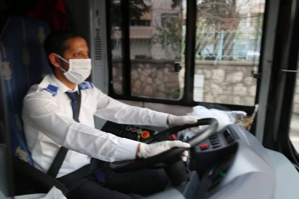 Büyükşehir vatandaşlara 25 bin maske dağıttı