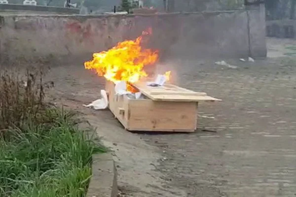 Cenaze defni sonrası tabutu yakarak imha ettiler