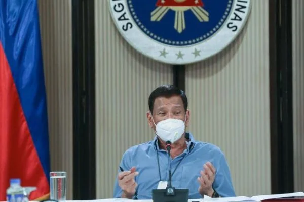 Covid-19 önlemlerine uymayanlar için 'vur emri' veren Duterte'den 'sıkıyönetim' tehdidi
