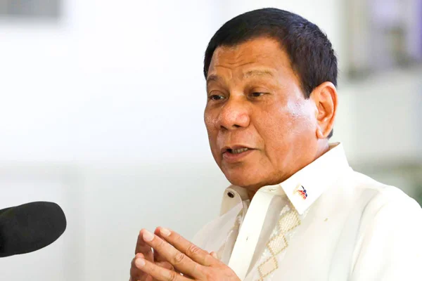 Duterte'den halka 'sıkıyönetim' uyarısı